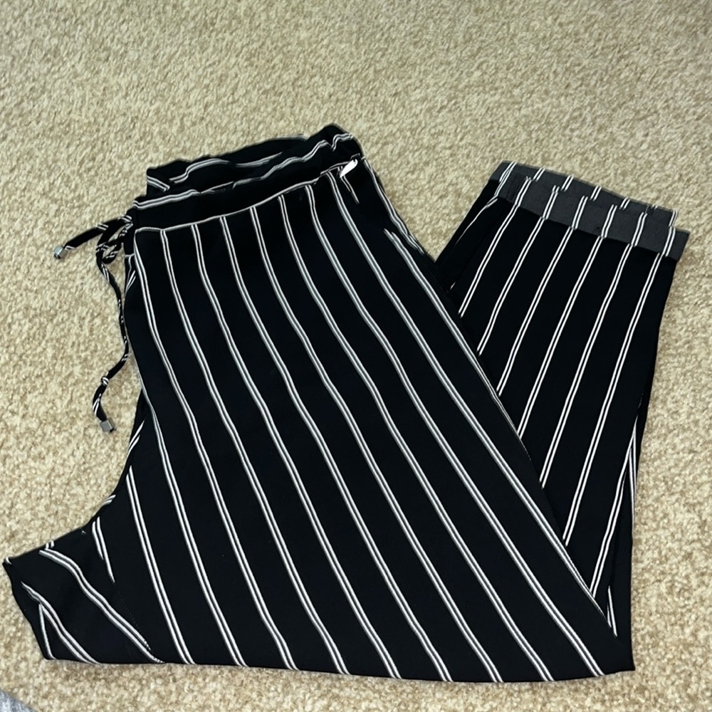Guess pants with drawstring and pockets